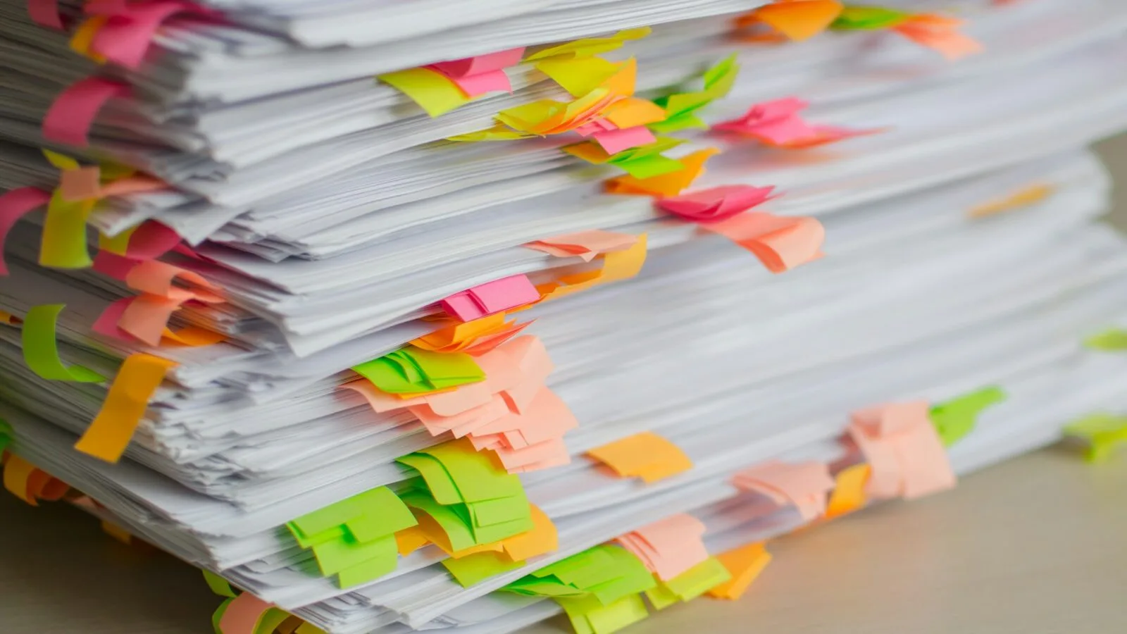 Despachos do INPI: pilha de documentos e processos organizados por marcadores